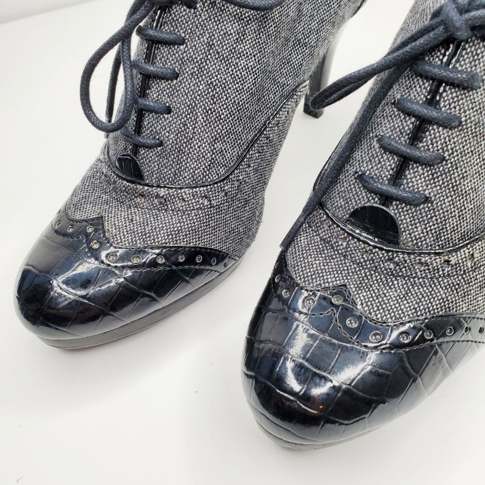 Anne Klein Fabric Patent Leather Lace-up Oxford Pump, Black Grey, 8.5 - Picture 7 of 9